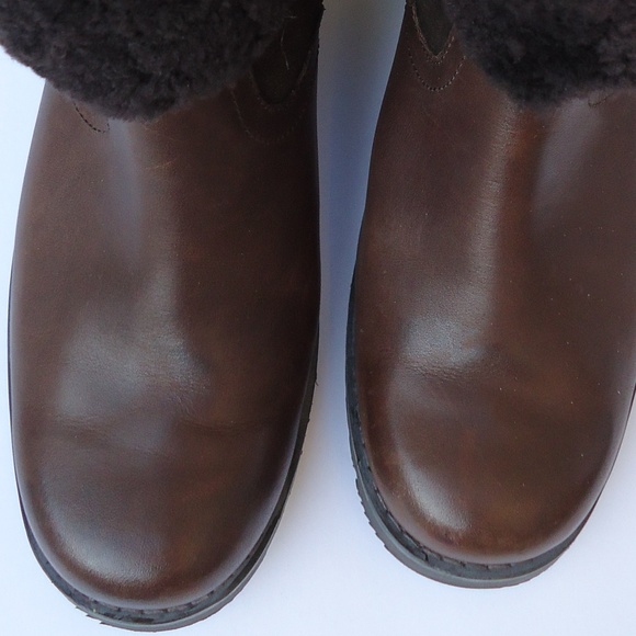 SIZE 7.5. Ugg shearling cuff leather ankle boot. - Picture 8 of 8